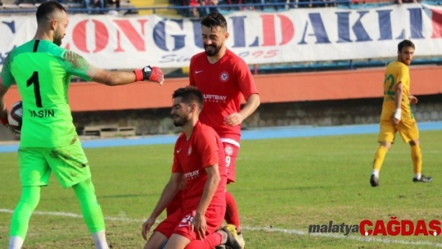 Gol kaçıran oyuncuyu rakip takım kalecisi kollarında teselli etti