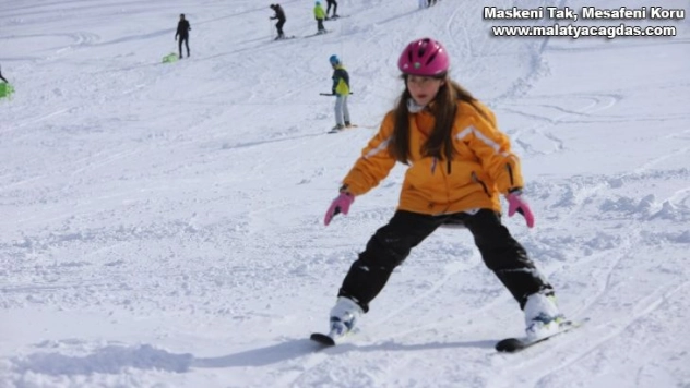 Göl manzaralı Hazar Baba Dağı'nda kayak keyfi başladı