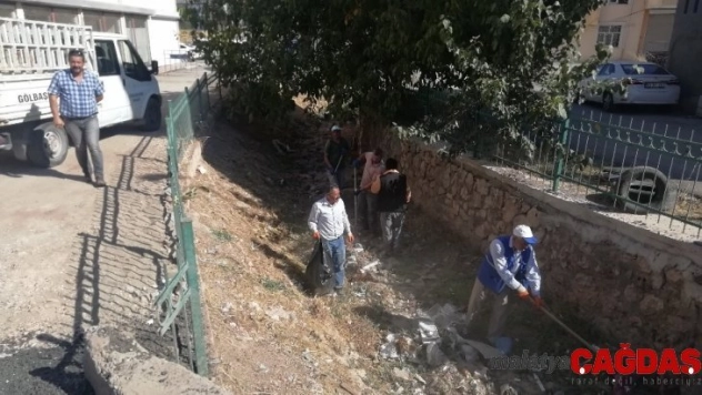 Gölbaşı Belediyesi dere ve su kanallarını temizliyor