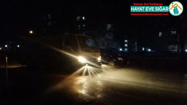 Gölbaşı Belediyesi gece gündüz cadde ve sokakları dezenfekte ediyor