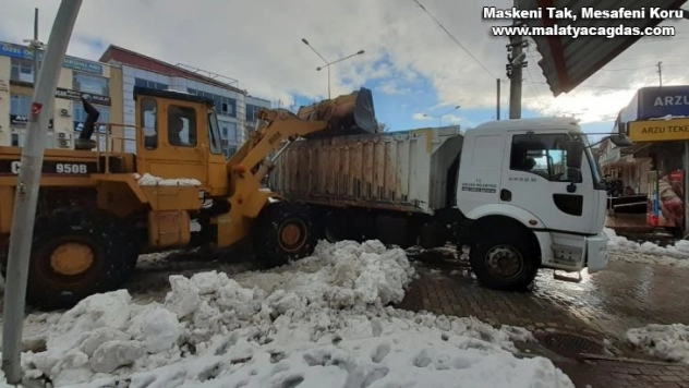 Gölbaşı Belediyesinin kar temizleme çalışmaları sürüyor