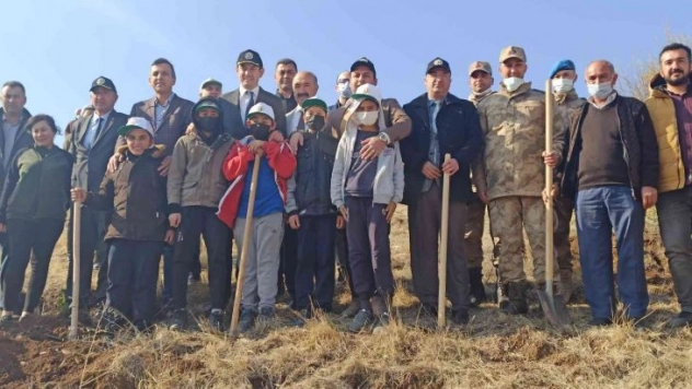 Gölbaşı ilçesinde fidanlar toprakla buluşturuldu