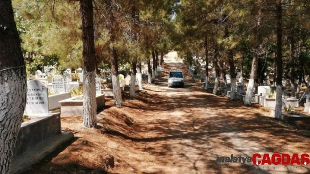 Gölbaşı ilçesinde mezarlıkların bakımı yapılıyor