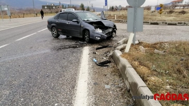Gölbaşı'nda 2 otomobil çarpıştı