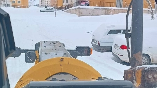 Gölbaşı'nda deprem konutlarında kar temizleme çalışması
