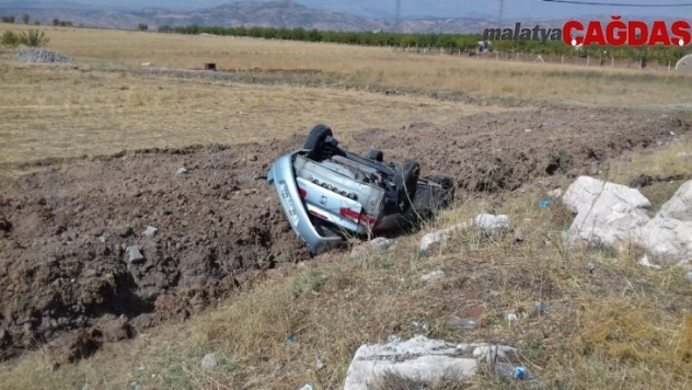 Gölbaşı'nda hafif ticari araç takla attı: 2 Yaralı