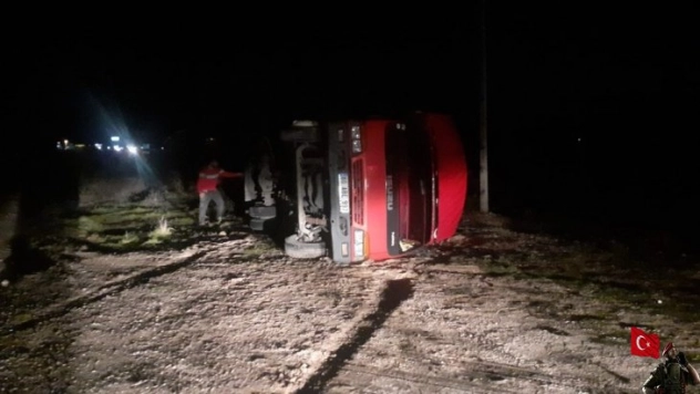 Gölbaşı'nda kamyonet yan yattı: 2 yaralı