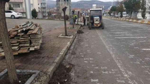 Gölbaşı'nda yağmur kanallarını temizliyor