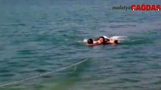 Gölde rüzgarın sürüklediği iki kişiyi, köy sakinleri kurtardı