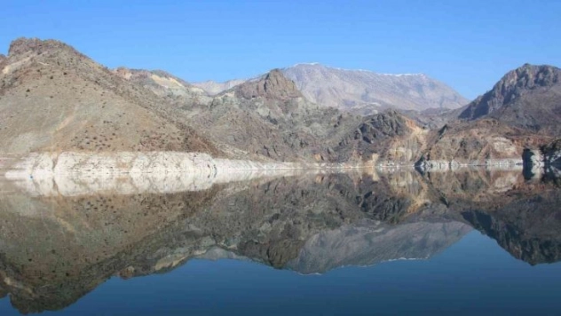 Göle yansıyan dağların görüntüsü büyülüyor