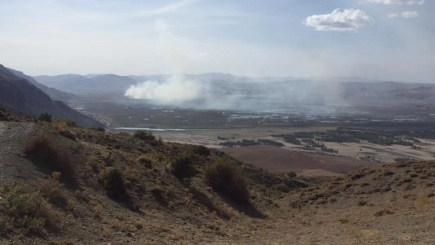 Gölün ortasındaki sazlıkta yangın
