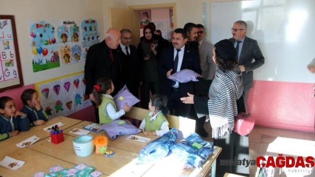 Gönül Bağı Etkinlikler Kapsamında Öğrencilere Kışlık Kıyafet Hediye Edildi