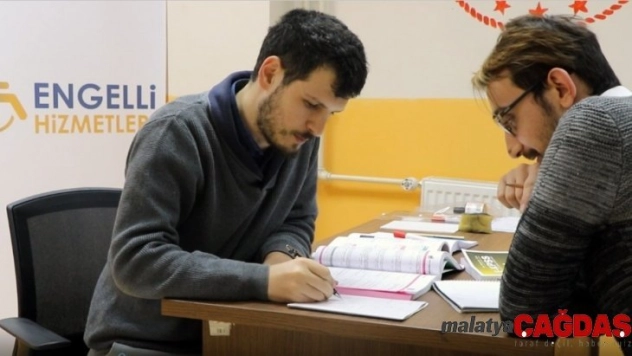 Gönüllü öğrencilerden E-KPSS kursiyerlerine eğitim