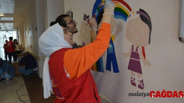 Gönüllüler çocuklar için çizdi