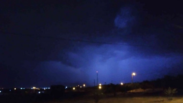 Gören telefonuna sarıldı, ilginç görüntüler oluştu