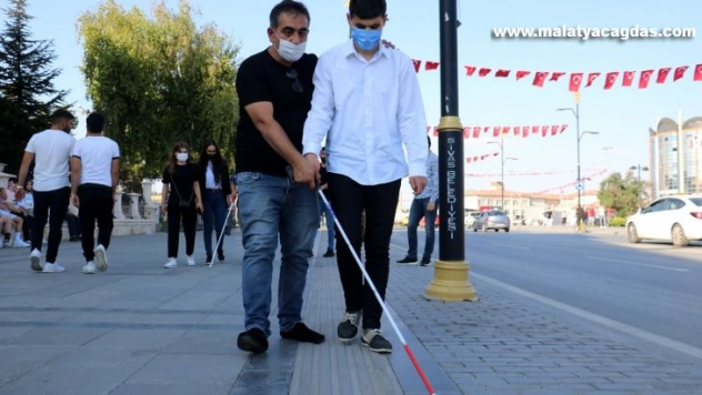 Görene de görmeye de de beyaz baston kursu