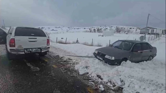 Göreve giden valilik koruma ekibi, yolda kalan vatandaşı kurtardı