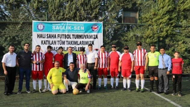 Görme engelli sağlıkçılardan futbol şovu
