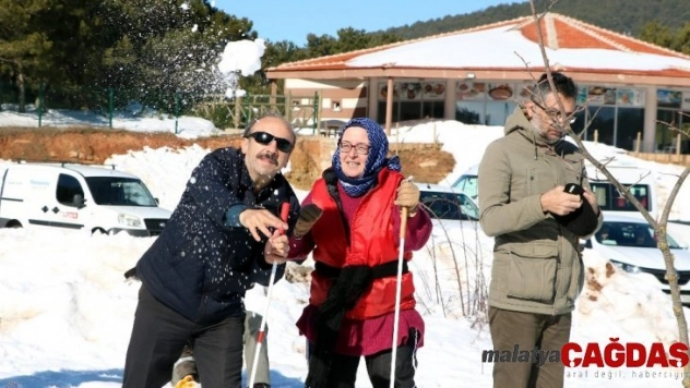 Görme engelliler kar topu oynamanın mutluluğunu yaşadı