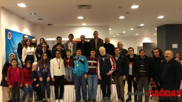 Görme engelliler satranç turnuvasında kıyasıya yarıştı