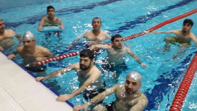 Görme engellilerin havuz keyfi