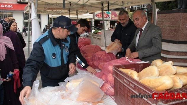 Gramajı düşük ekmekler vatandaşa ücretsiz dağıtıldı