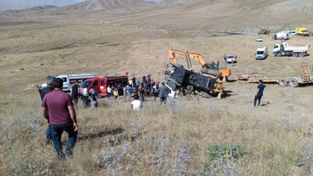 Greyder yüklü tır şarampole yuvarlandı 4 yaralı