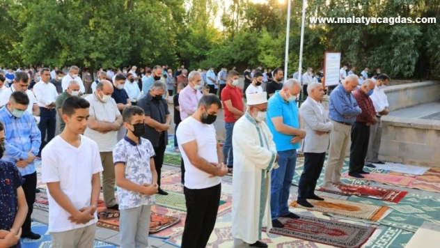Güder, bayram namazını Battalgazililerle birlikte kıldı