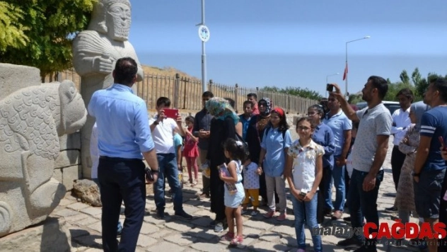 Güder, çocuklarla Arslantepe'yi gezdi