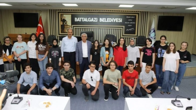 Güder'den LGS'de dereceye girenlere ödül