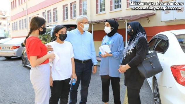 Güder, YKS'ye giren öğrencileri yalnız bırakmadı
