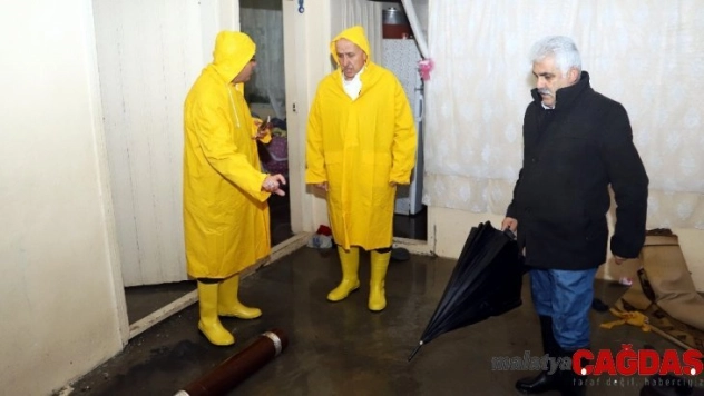 Gültak, yağmurun etkilediği mahallelerde çalışmaları yerinde inceledi