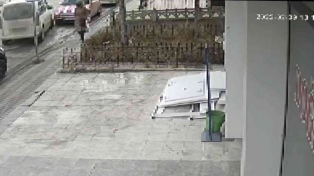 Gün ortası dükkanın önündeki aracı çaldılar