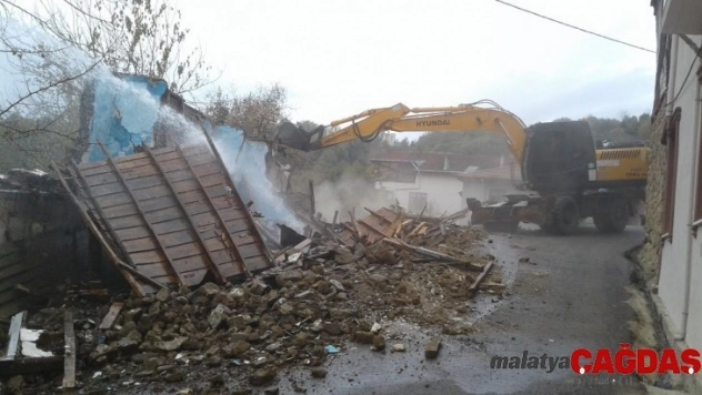 Gündoğdu ve Tavşantepe'de metruk binalar yıkıldı