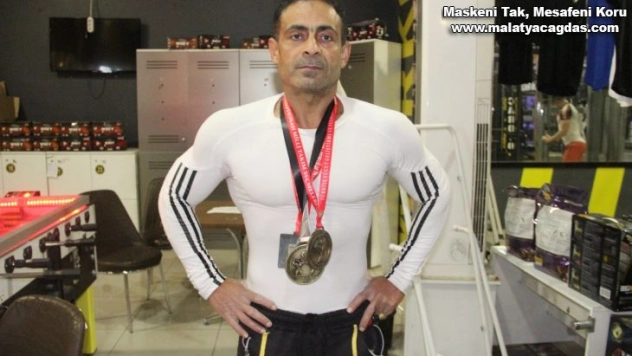 Gündüz boya badana, gece spor yaparak vücut geliştirme şampiyonu oldu