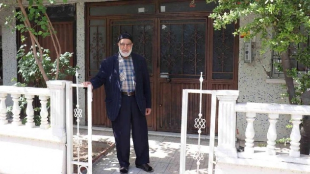 Gündüz vakti apartmanın kapısını çaldılar