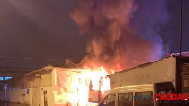 Güngören'de servis minibüsü alev alev yandı