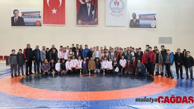 Güreşçiler birincilik için mindere çıktı