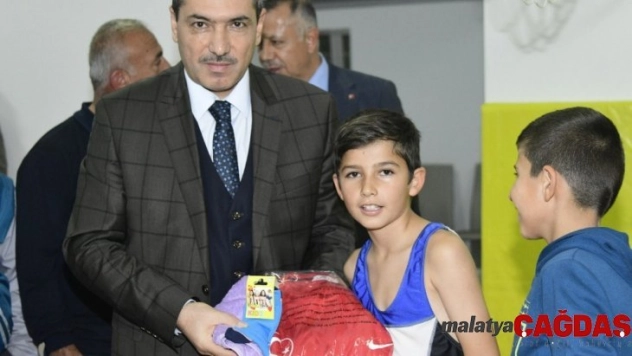 Güreşçilere spor malzemesi yardımı yapıldı