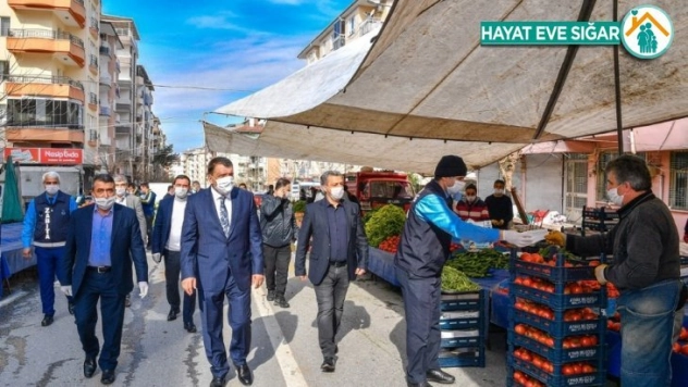 Gürkan pazarı ziyaret edip maske dağıttı