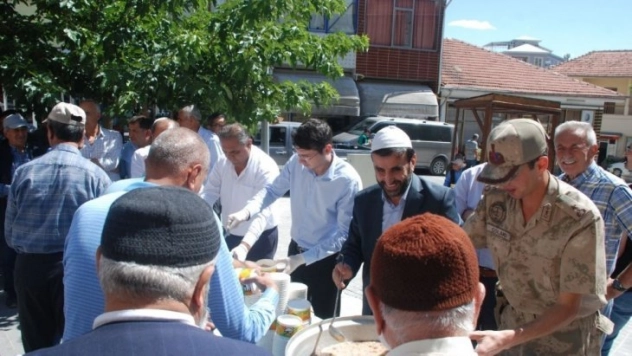 Gürün'de Aşure Dağıtıldı