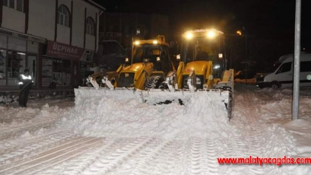 Gürün ilçesinde karla mücadelede gece mesaisi