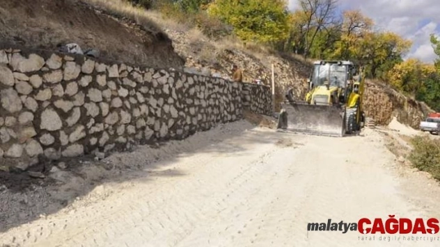 Gürün ilçesinde taş duvar örme çalışmaları