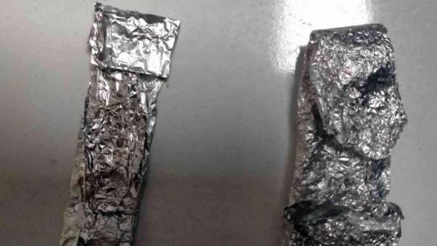 Güven timlerini gördü, uyuşturucu maddeyi yere attı