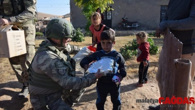 Güvenlik güçlerinden Barış Pınarı Harekatı bölgesindeki çocuklara yardım eli