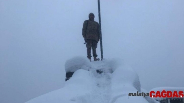 Güvenlik korucuları sınırda bayrak nöbetinde