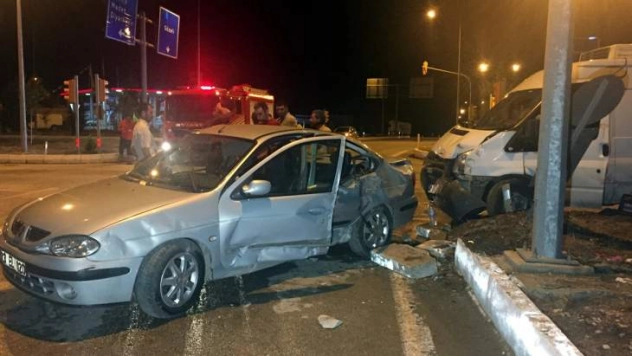 Minibüs ile otomobil çarpıştı: 1'i çocuk, 6 yaralı