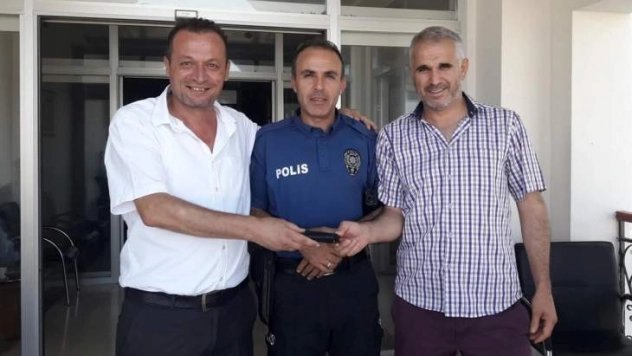 Mezarlık görevlisi bulduğu cüzdanı sahibine ulaştırdı