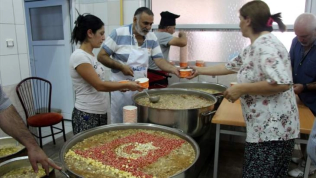 Elazığ'da muharrem ayı dolayısıyla aşure dağıtıldı.