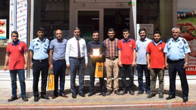 Kaldırımı Yayalara Bırakan Esnaflar Plaketle Ödüllendiriliyor